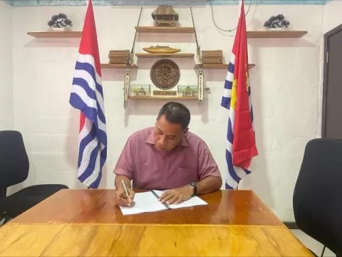 Minister Tekeeua Tarati